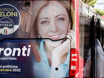 Cartel electoral del partido posfascista Hermanos de Italia, en un autobús de Roma, con la imagen de su líder Giorgia Meloni, favorita en las encuestas para las elecciones del domingo.