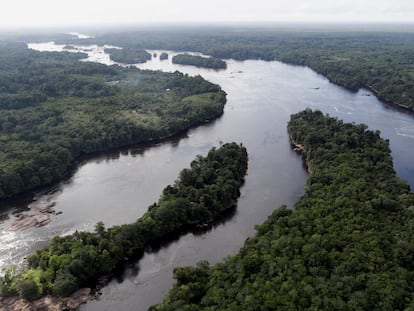 Vista área do rio Uaupés, em São Gabriel da Cachoeira (AM) em março de 2021.