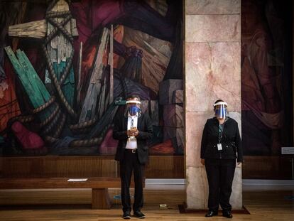 Trabajadores del Museo de Bellas Artes de la Ciudad de México atienden a los visitantes.