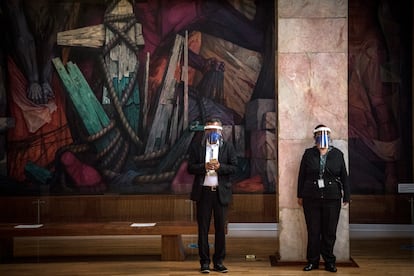 Trabajadores del Museo de Bellas Artes de la Ciudad de México, vigilan el recinto