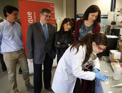 La viceconsejera de Investigación, Itziar Alkorta (con chaqueta granate), visita un laboratorio de Ikerbasque.