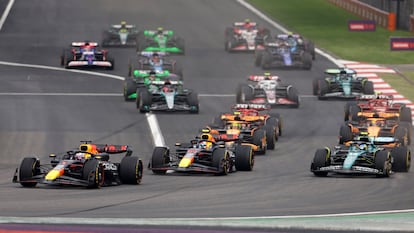 Max Verstappen lidera el Gran Premio de China en la primera curva del circuito.