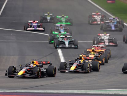 Max Verstappen lidera el Gran Premio de China en la primera curva del circuito.