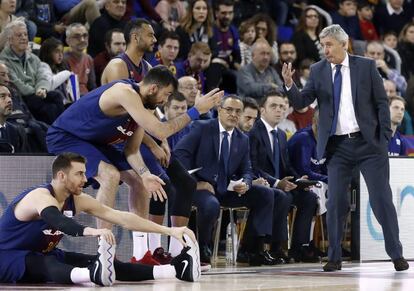 Svetislav Pesic dona instruccions a l'equip.