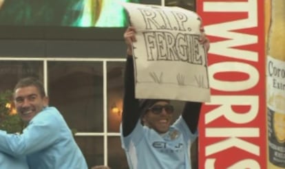 Tévez, en la celebración por las calles de Manchester.