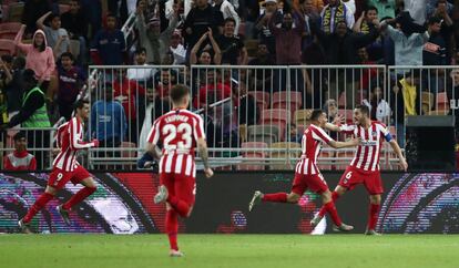 Koke celebra con sus compañeros el primer gol del Atlético. 