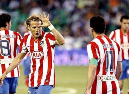 Forlán y Maxi Rodríguez celebran un gol del uruguayo ante el Betis.