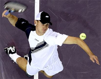 Roddick golpea la pelota en un momento de su partido contra Massú.