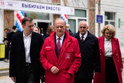 El líder del Partido Comunista ruso, Ziuganov (en el centro), sale de un colegio electoral en Moscú, este domingo. 