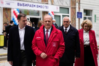 El líder del Partido Comunista ruso, Ziuganov (en el centro), sale de un colegio electoral en Moscú, este domingo.