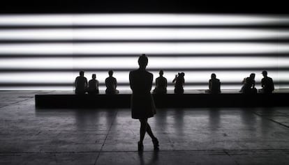Escultura de Carsten Nicolai para el Sónar: un muro de luz y sonido de 36 metros con unos espejos que lo multiplican al infinito.
