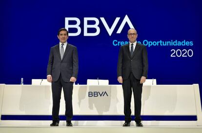 El presidente y el consejero delegado de BBVA, Carlos Torres y Onur Genç, durante la celebración de la junta de accionistas de BBVA 2020.
 