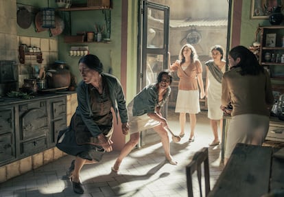 La serie está basada en la novela "Las muertas", de Jorge Ibargüengoitia.