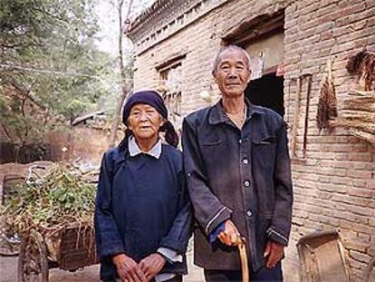 Campesinos de la provincia de Henan (China) cuyo hijo murió por la epidemia de sida.