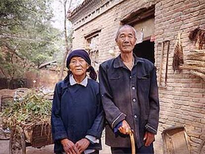 Campesinos de la provincia de Henan (China) cuyo hijo murió por la epidemia de sida.