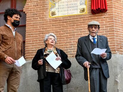 César Palacios, junto a su esposa y Miguel Abellán, director del Centro de Asuntos Taurinos, en el acto del descubrimiento del azulejo.