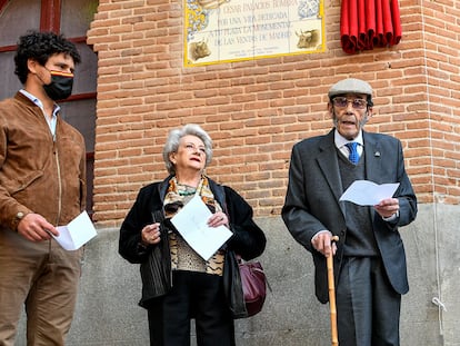 César Palacios, junto a su esposa y Miguel Abellán, director del Centro de Asuntos Taurinos, en el acto del descubrimiento del azulejo.