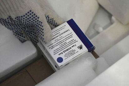 Un trabajador de salud sostiene un paquete que contiene cinco dosis de la vacuna Sputnik V en Buenos Aires el pasado 18 de febrero. El 23 de diciembre, Argentina se convirtió en el segundo país del mundo en aprobar la Sputnik V, después de Bielorrusia.