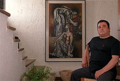 José Menese, ayer en su casa de La Puebla de Cazalla, junto a un cuadro de Francisco Moreno Galván.