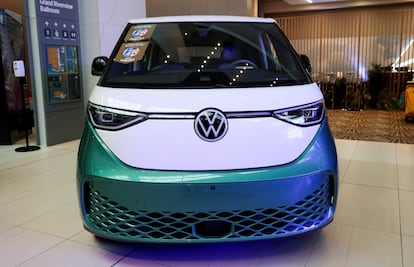 Un Volkswagen ID. Buzz expuesto en el Salón del Automóvil de Detroit 2025.