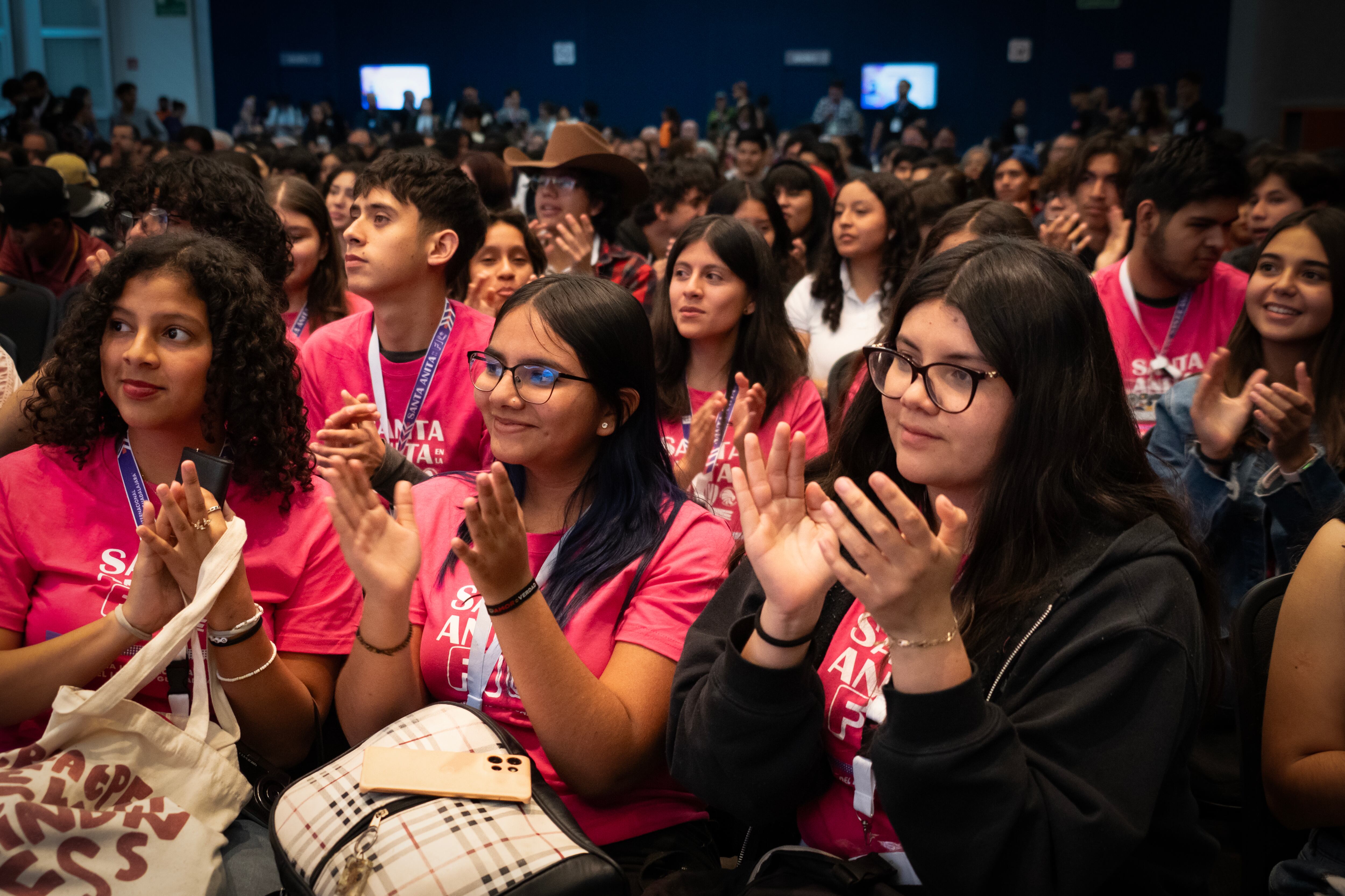 Jóvenes en la charla de Juan Luis Arsuaga Ferreras.