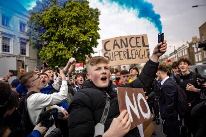 Protesta contra la Superliga este 20 de abril en Londres.