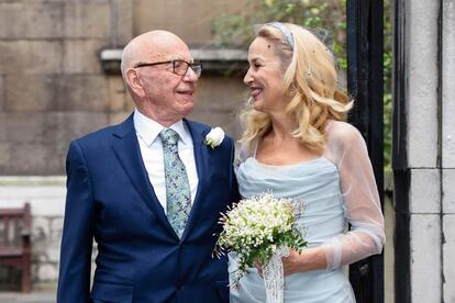 Rupert Murdoch y Jerry Hall posan tras su boda.
