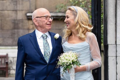 Rupert Murdoch y Jerry Hall posan tras su boda.