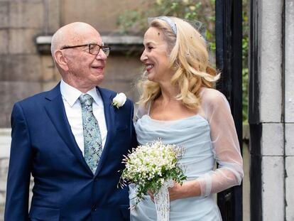 Rupert Murdoch y Jerry Hall posan tras su boda.