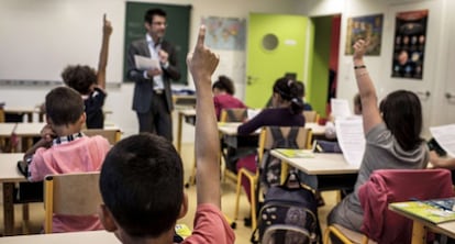 Un grupo de alumnos participa en clase.