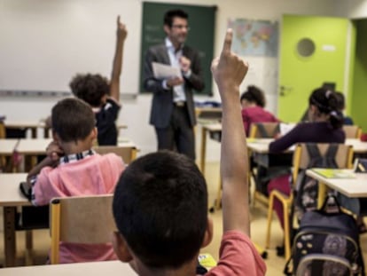 Un grupo de alumnos participa en clase.