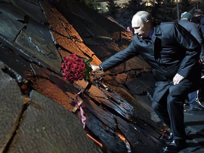 Putin deposita um ramo de flores no "Muro da Dor", em memória aos que sofreram represálias na URSS.