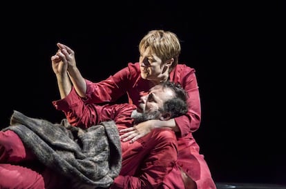 Los actores José Luis García-Pérez y Blanca Portillo en una escena de 'El Cartógrafo'.