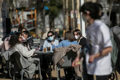 Cuatro personas ocupan este lunes una mesa en la terraza de un bar en Sevilla.