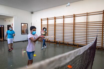 Una de las actividades del programa de refuerzo educativo estival en el centro Los Alcores, en Mairena del Alcor (Sevilla).