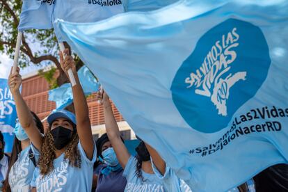 Un grupo de mujeres contrarias a las tres causales protestan contra la despenalización del aborto en Santo Domingo, el 28 de abril.