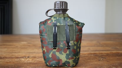 cantimplora de agua fabricada en plástico.