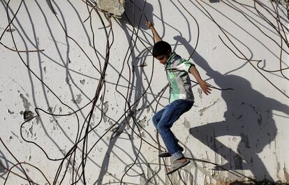 Un niño jugando en una estructura dañada en la ciudad de Gaza, cerca a la frontera entre la Franja de Gaza e Israel.