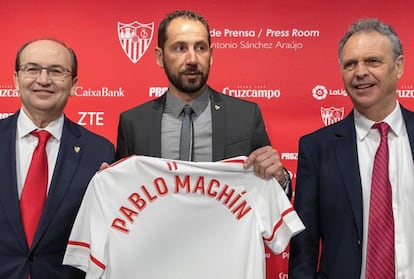 Machín, en el centro, junto al presidente Castro y Caparrós, director de fútbol.