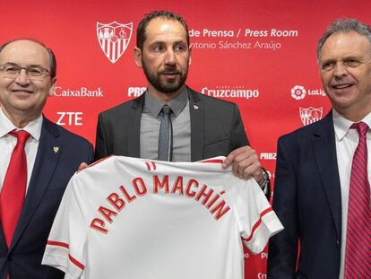 Machín, en el centro, junto al presidente Castro y Caparrós, director de fútbol.