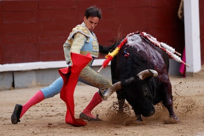 Gonzalo Caballero, en el inicio por bajo de su faena de muleta al tercero de la tarde.