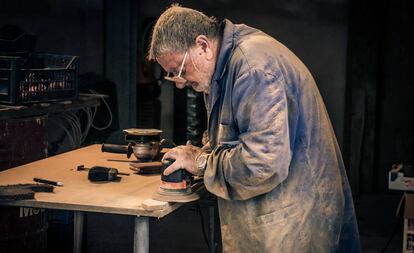 Hombre mayor trabajando en un taller.