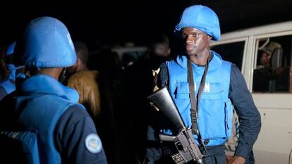 Soldados de la misi&oacute;n de la ONU en Mali, en bamako tras el atentado de este domingo.