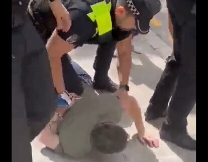 Imagen de la detención en Mataró extraída del vídeo originado en TikTok y viralizado en redes.