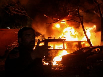 Un policía ante el incendio provocado en el hotel Serena de Quetta por la explosión de un coche bomba.