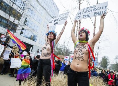 Varias activistas del movimiento feminista FEMEN muestran pancartas contra las políticas estadounidenses con el motivo de la visita del vicepresidente de EE UU, Mike Pence, a la Comisión Europea, en Bruselas (Bélgica).