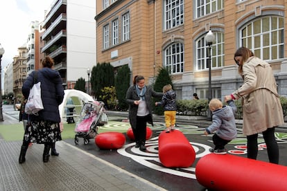 Calle Lersundi de Bilbao, junto al Colegio Cervantes, peatonalizada tras las protestas de la Revuelta Escolar. 