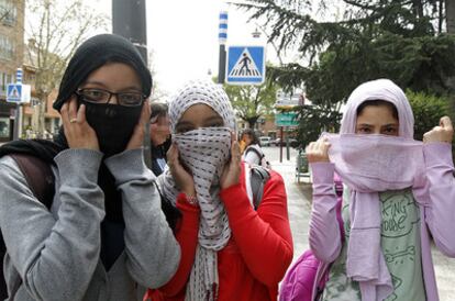 Compañeras de Najwa Malha en el instituto Camilo José Cela de Pozuelo (Madrid), con velo en apoyo de su amiga.