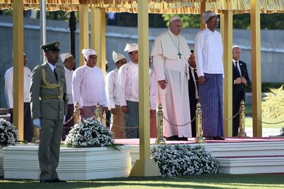 El papa Francisco y el presidente de Myanmar, Htin Kyaw, durante la ceremonia de bienvenida en el palacio presidencial de Naypyidaw, el 28 de noviembre.