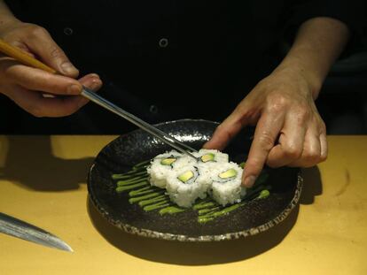 Un cocinero prepara sushi en el restaurante 99 Sushi Bar.